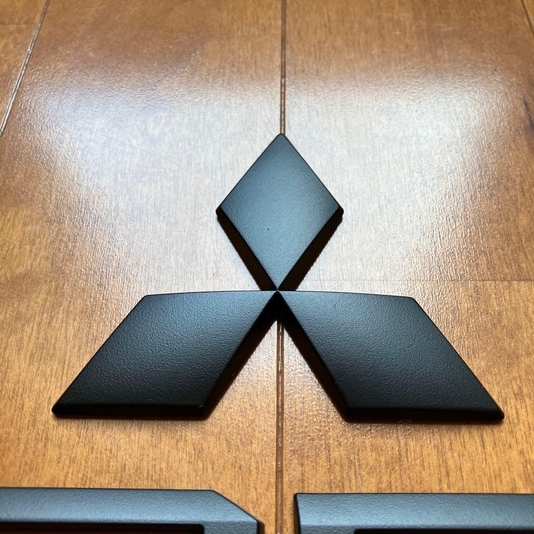 三菱 デリカ D5 前・後期対応マットブラックリアエンブレムセット