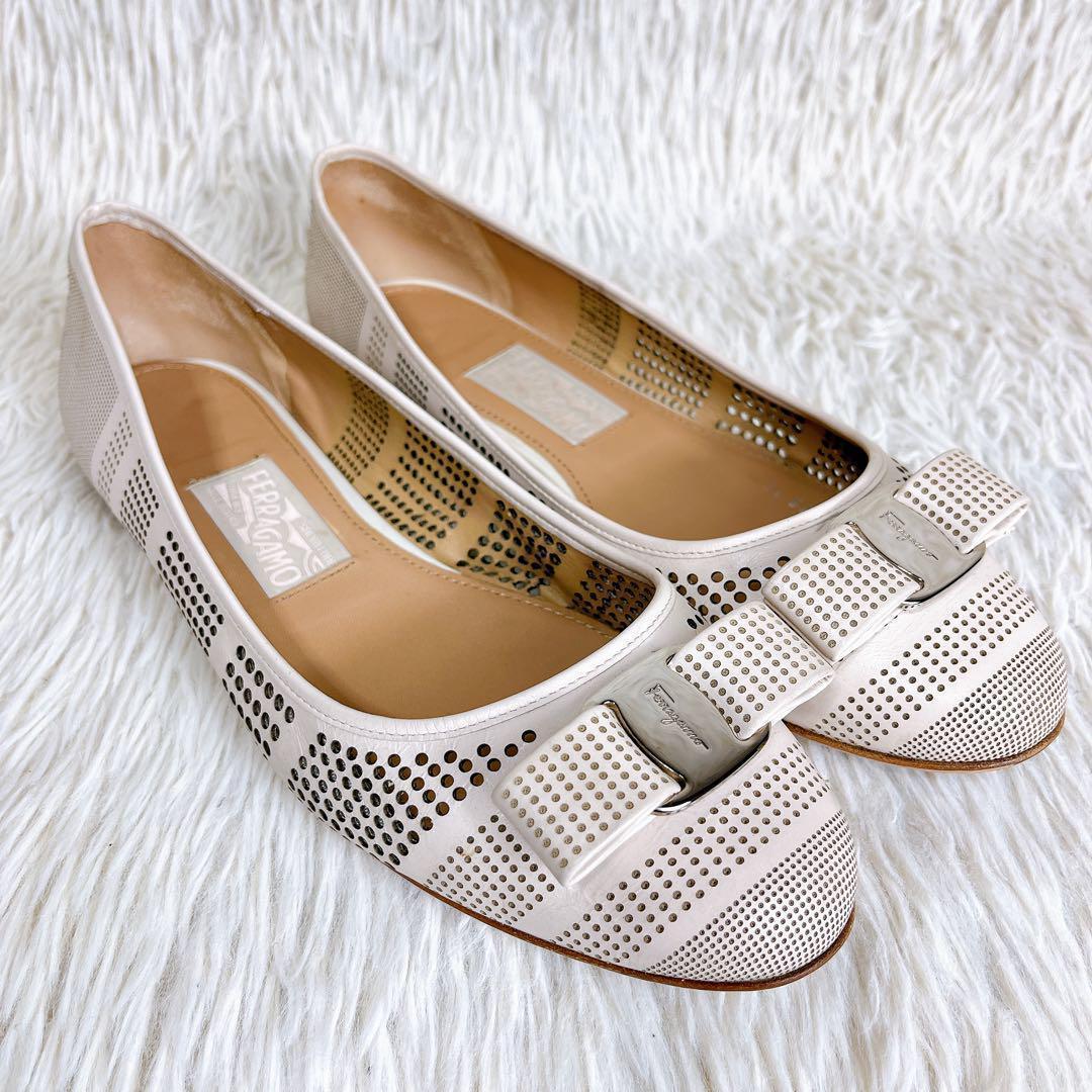 Salevatore Ferragamo ヴァラリボン パンチング パンプス