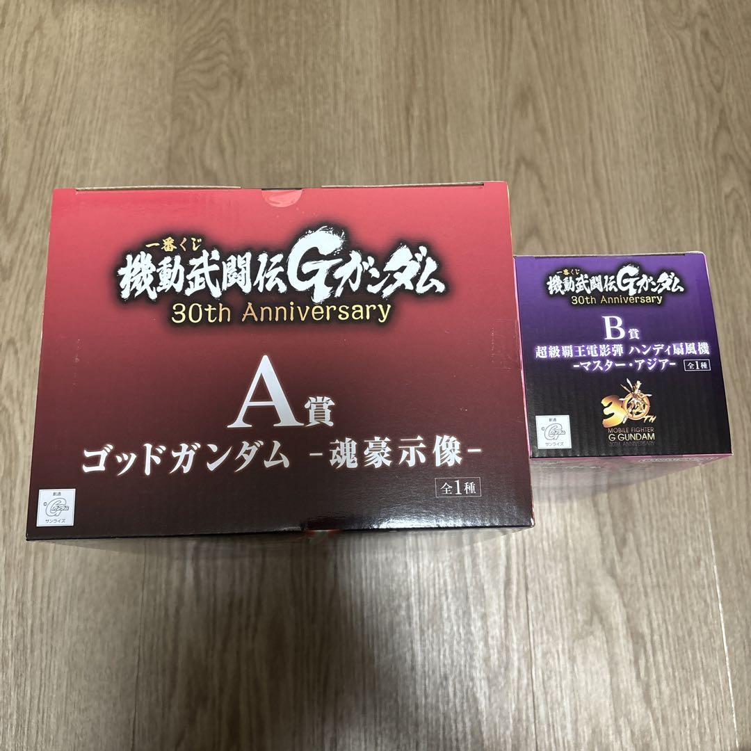 臨場感あふれるゴッドガンダムのフィギュアやマスター・アジアのハンディ扇風機!?噂の「一番くじ 機動武闘伝Gガンダム 30th  Anniversary」担当者インタビュー＆撮りおろしレビュー！ | 電撃ホビーウェブ