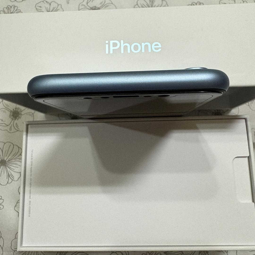 iPhoneXR 64GB SIMフリー　バッテリー100％　ワイヤレス充電器付