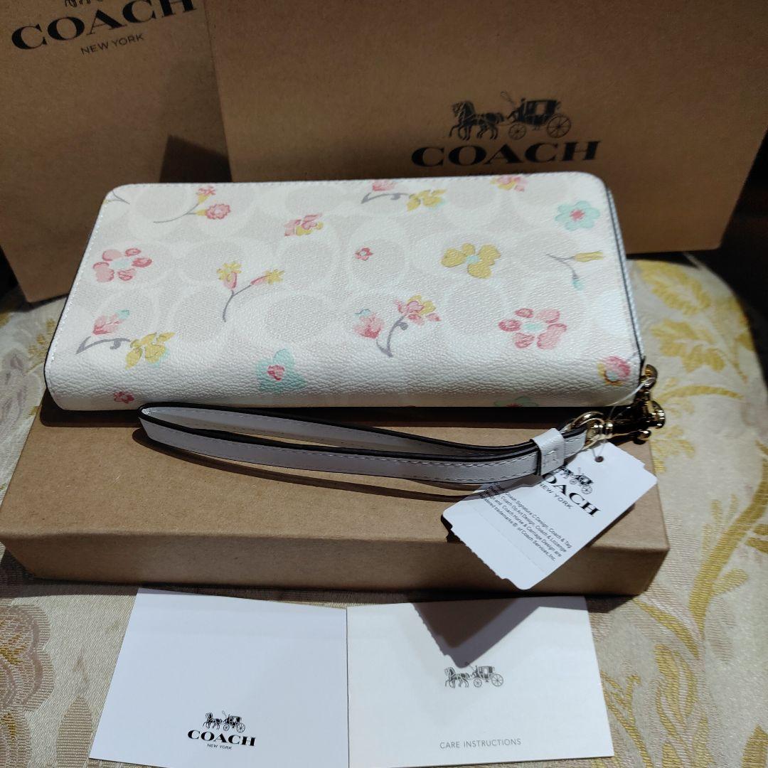 COACH アウトレット花柄 長財布 ホワイトお値下げ中 COACH アウトレット花柄 長財布 ホワイトお値下げ中 - メルカリ