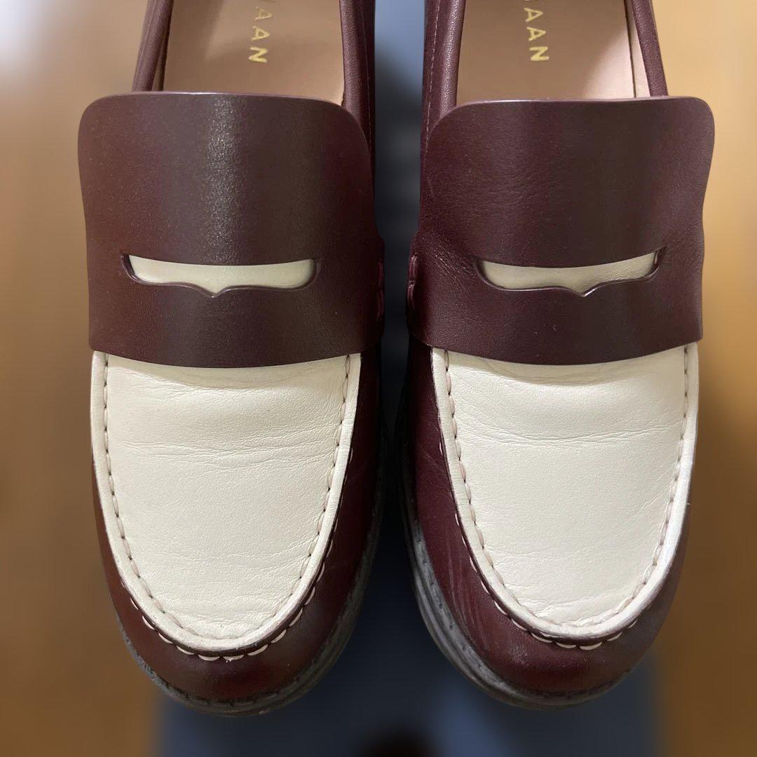 Cole Haan バーガンディ/ホワイト ローファー - メルカリ