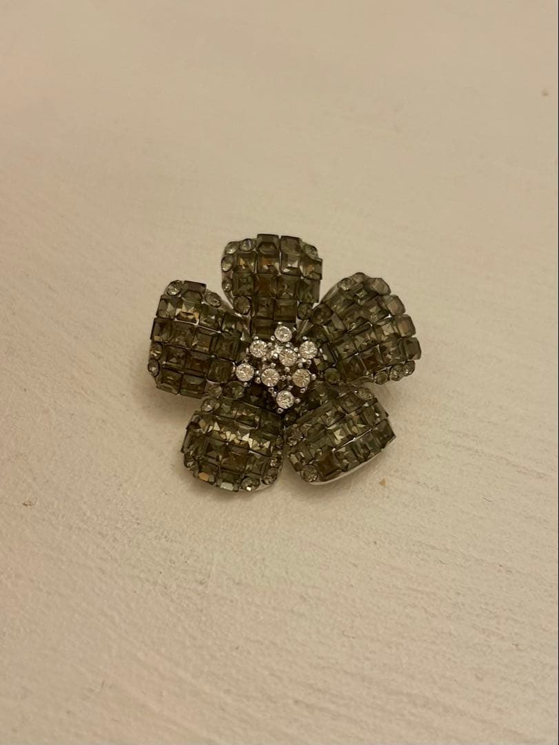 FOXEY※花形クリスタルブローチ