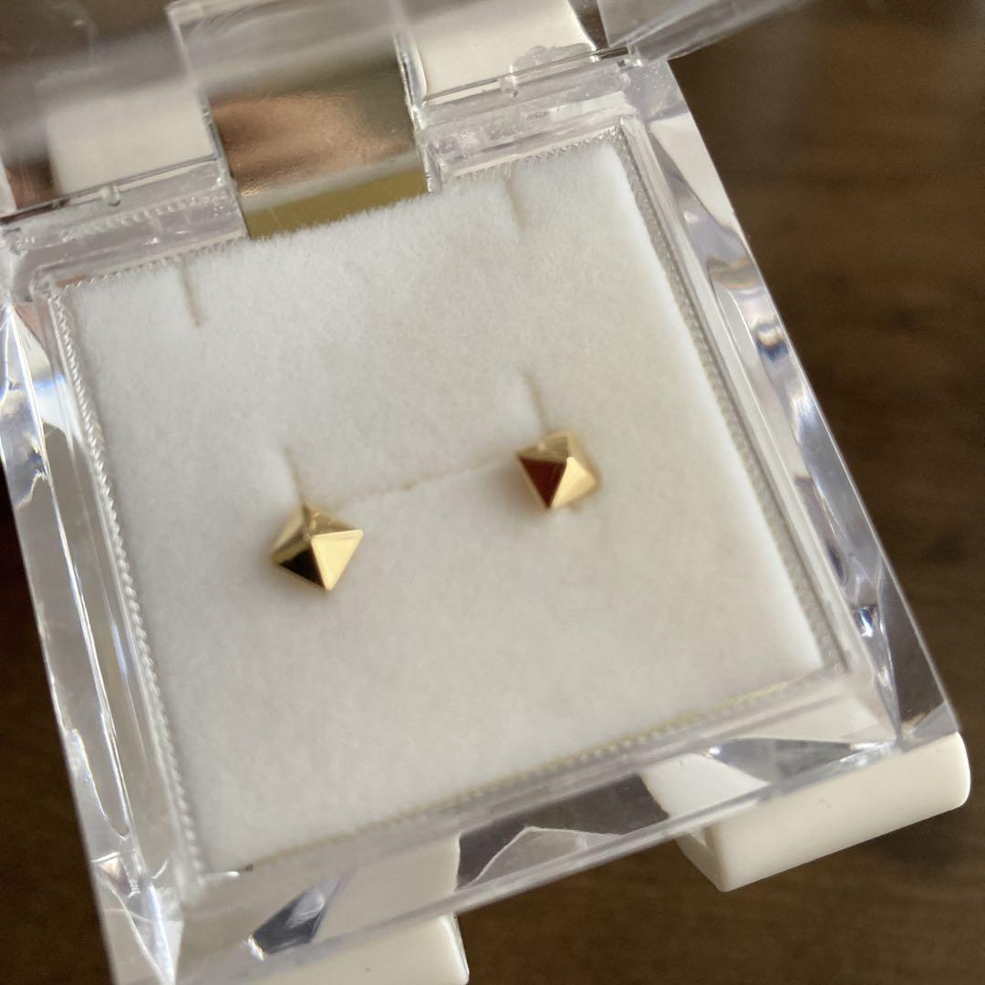 ピアス　金　K18YG ピラミッド　多面体　三角　スタッド