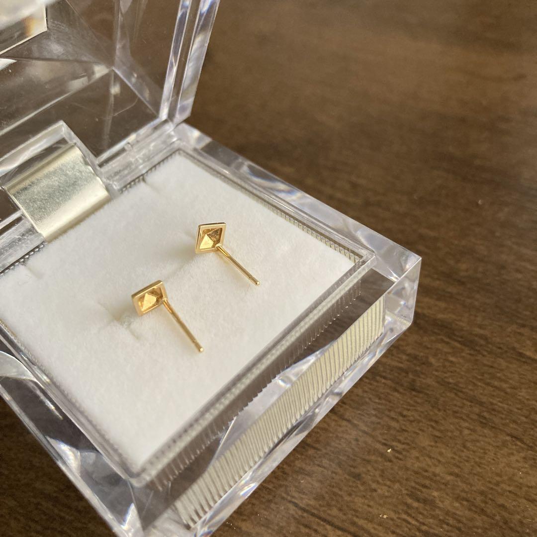 ピアス　金　K18YG ピラミッド　多面体　三角　スタッド