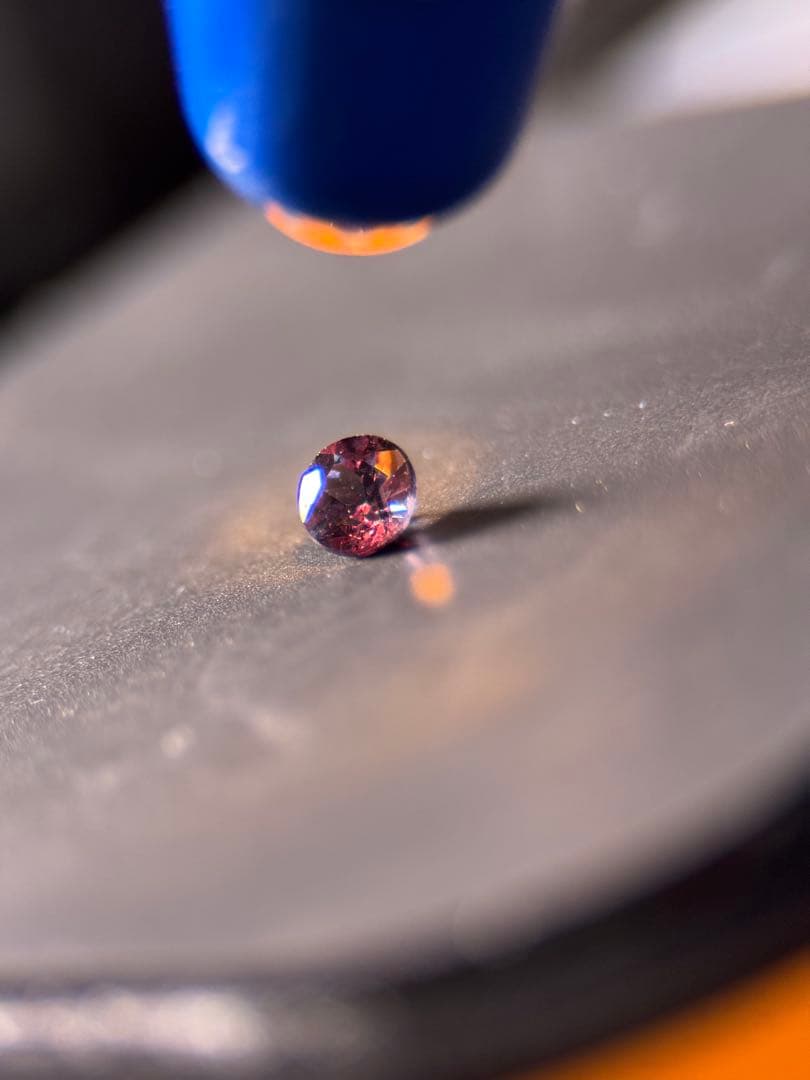 カラーチェンジガーネット (べキリ) 0.32ct 4mmラウンド カラーチェンジガーネット (べキリ) 0.32ct 4mmラウンド