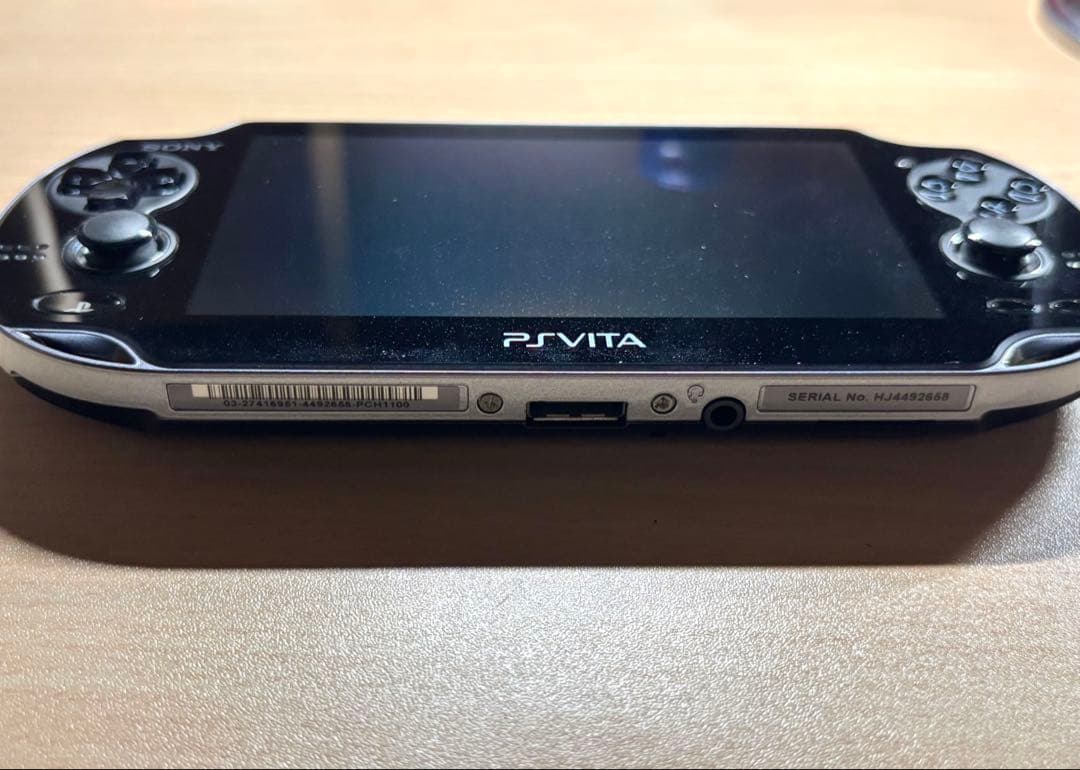 【PlayStation Vita】PCH-1100型 本体+充電器・カード 【PlayStation Vita】PCH-1100型 本体+充電器・カード