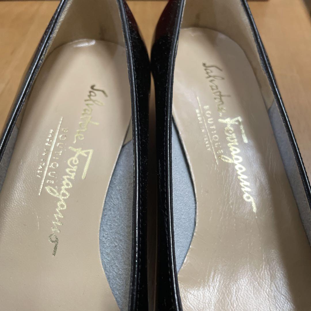 Ferragamo ヴァラリボン　エナメルパンプス