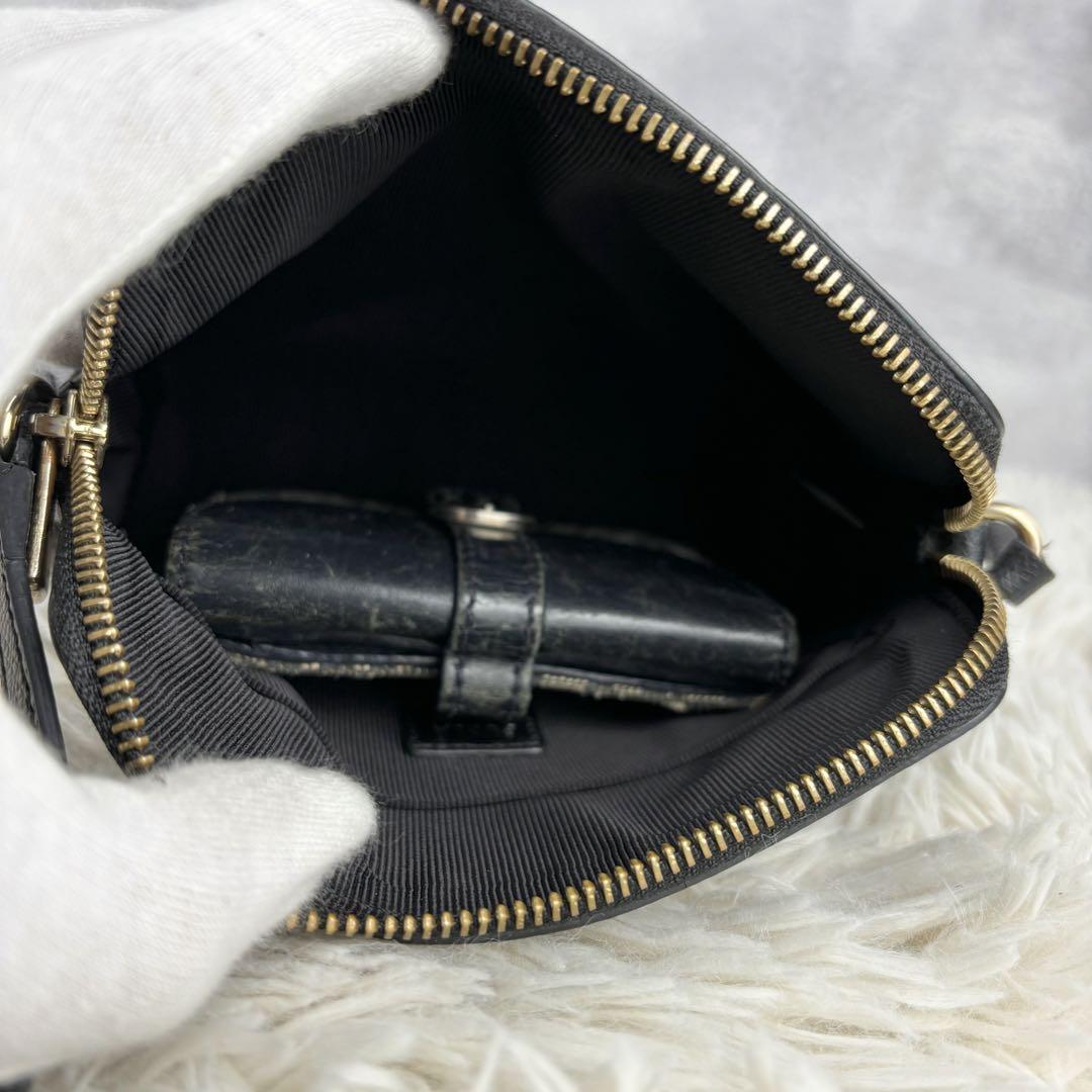 美品 FURLA 黒 レザーポーチ ゴールドファスナー - メルカリ