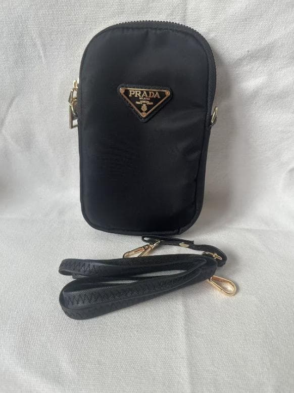 PRADA 極美品ブラック スマホショルダーバッグ**