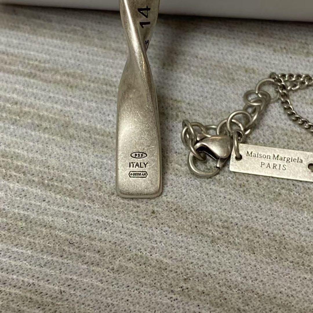 人気】Maison Margiela ロゴ ツイストネックレス シルバー
