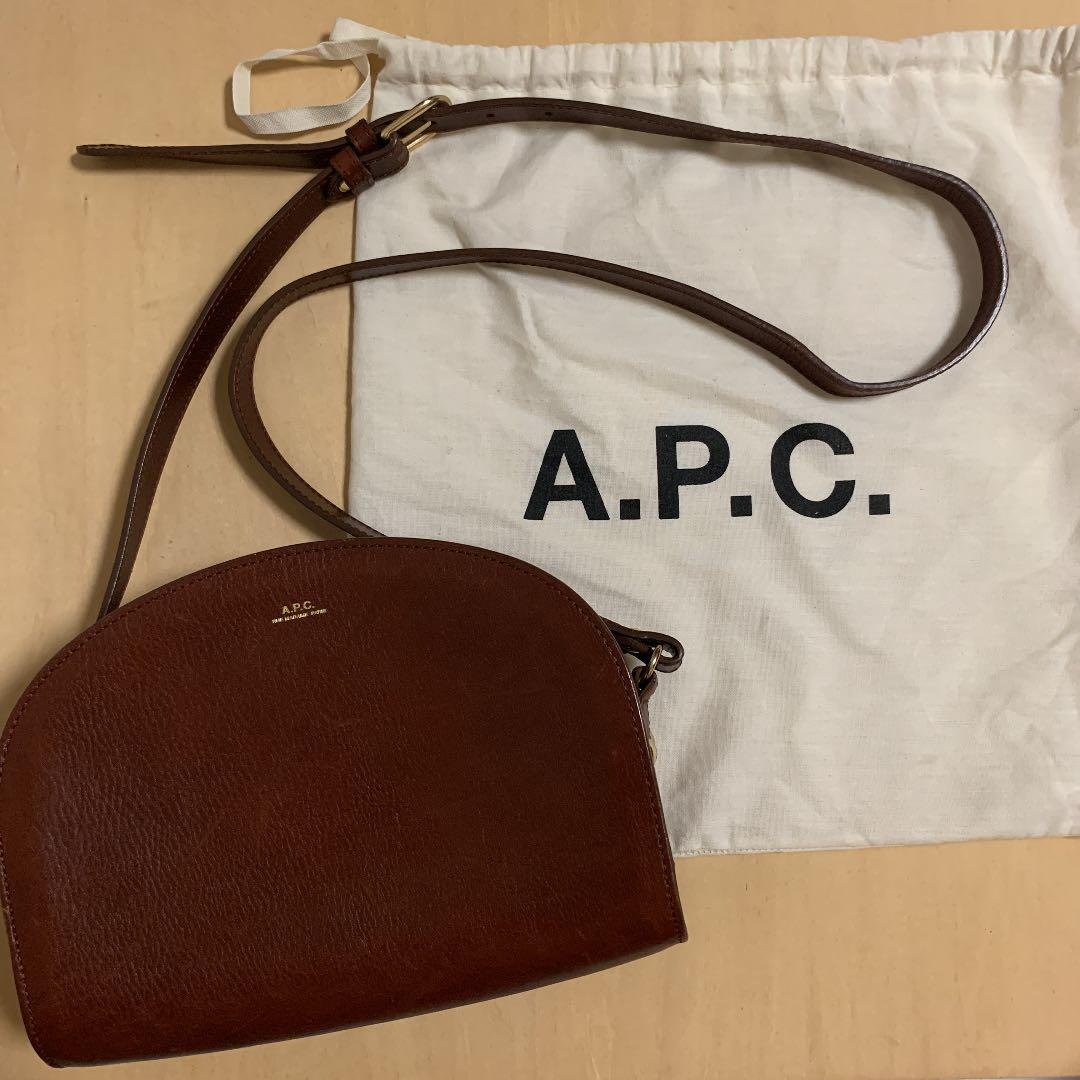 8064円 【返品?交換対象商品】 A.P.C. アーペーセー ハーフムーン レザー ショルダーバッグ ブラウン