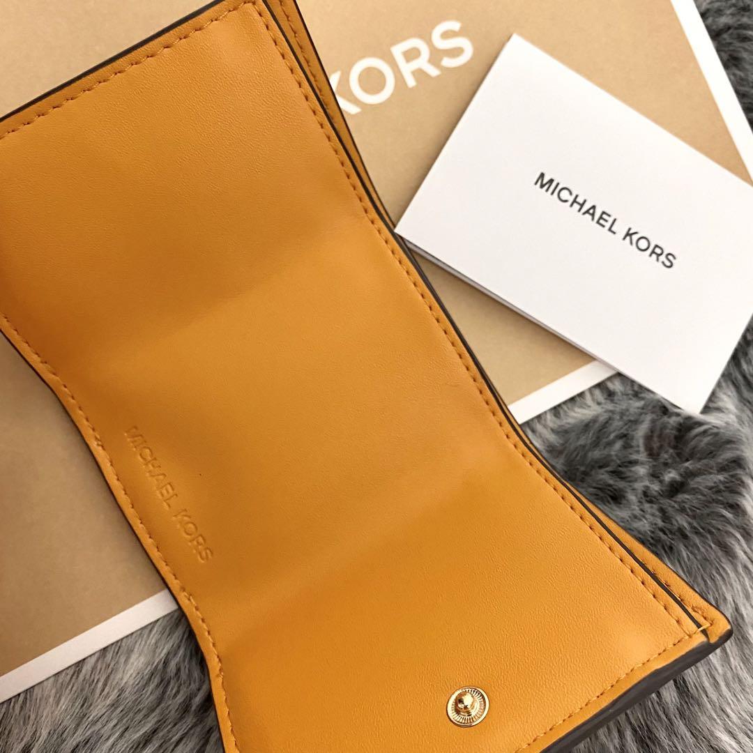 新品☆MICHAEL KORS 折り財布　イエロー レザー 折り財布 新品☆MICHAEL KORS イエロー シグネチャー レザー 折り財布