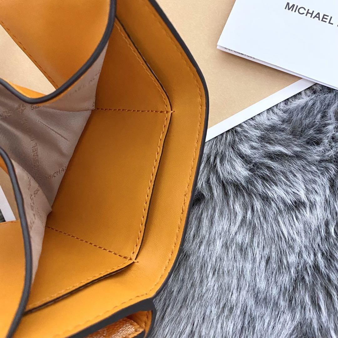 新品　新色☆MICHAEL KORS 折り財布　グレー　シグネチャー レザー 新品☆MICHAEL KORS ホワイトシグネチャー レザー 折り財布