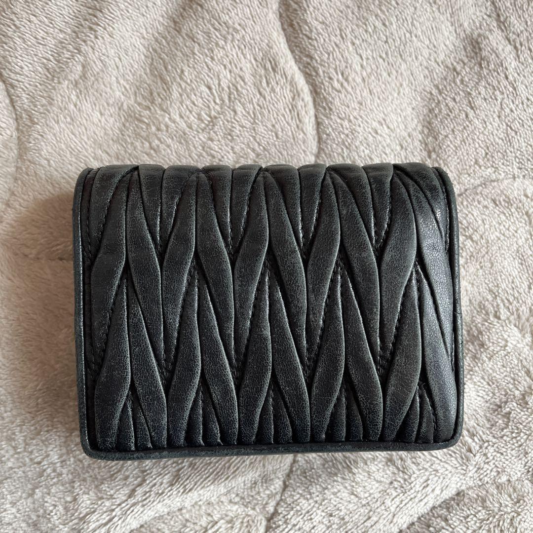 miu miu 二つ折り財布 ブラック　黒　マテラッセ　ビジュー miu miu 二つ折り財布 ブラック 黒 マテラッセ ビジュー