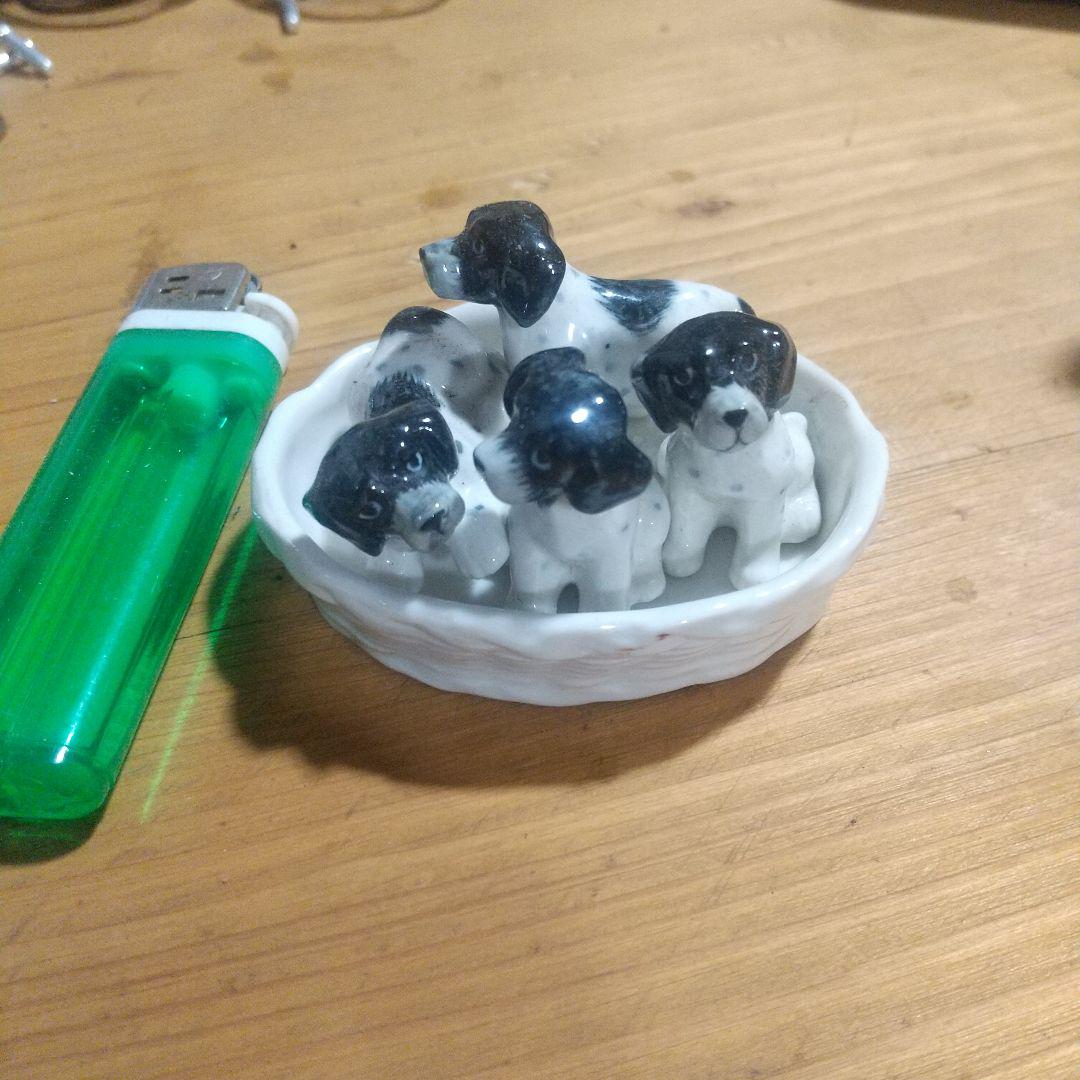 陶器の犬の置物4体と皿のセット