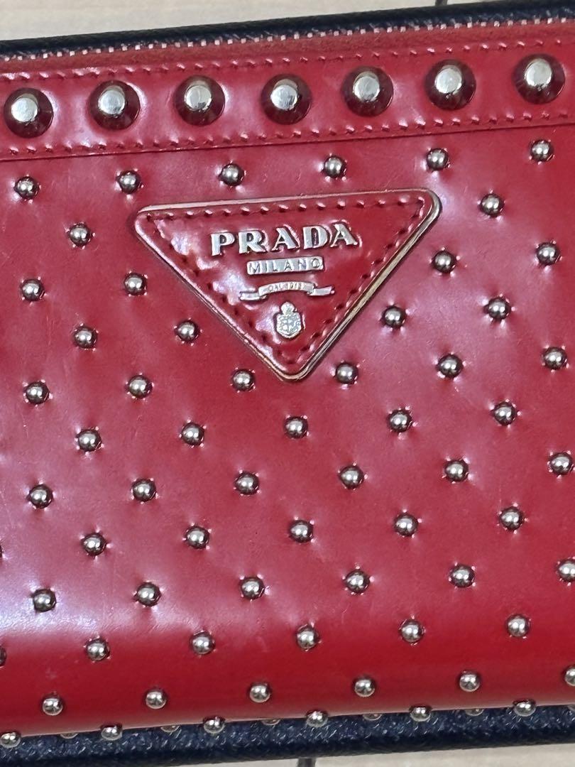 PRADA スタッズ付きレッド長財布