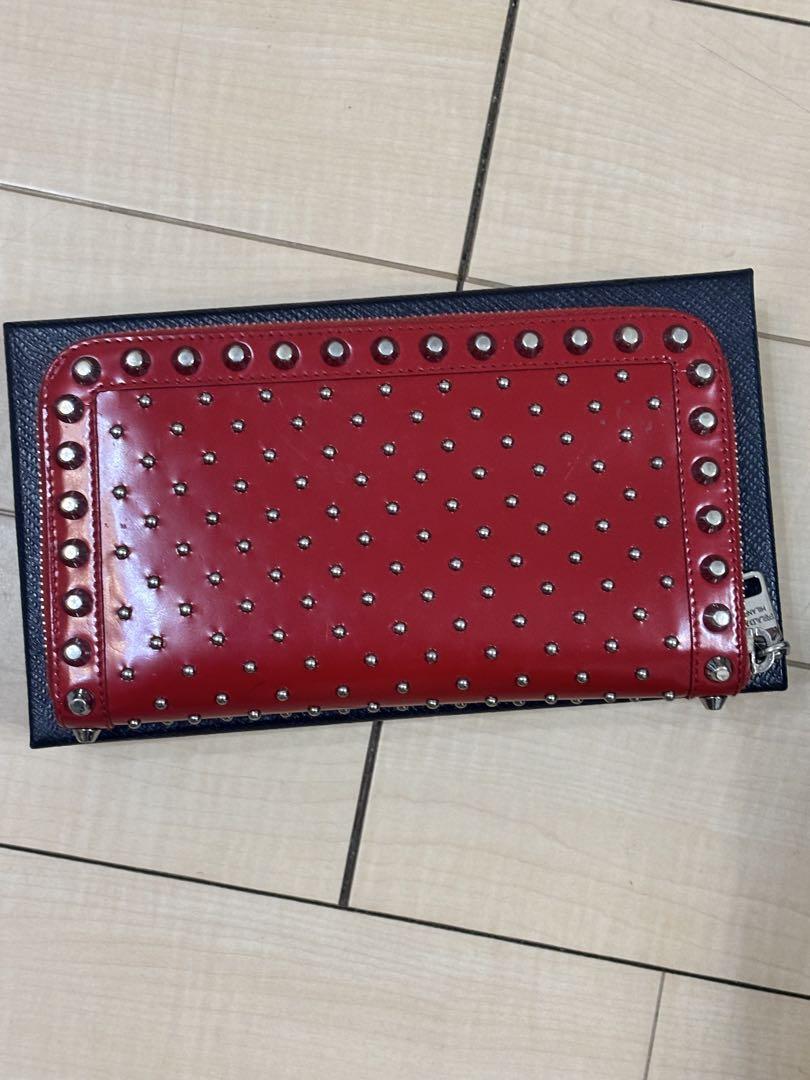PRADA スタッズ付きレッド長財布