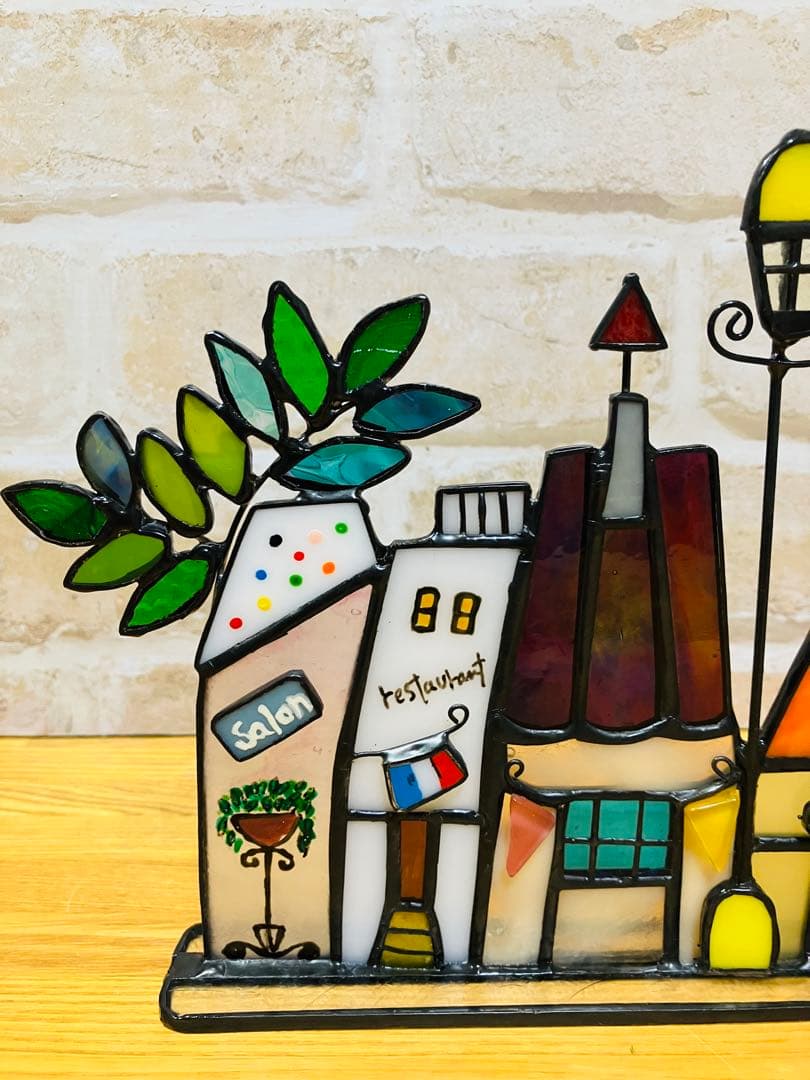 ステンドグラス　賑やかな街並み