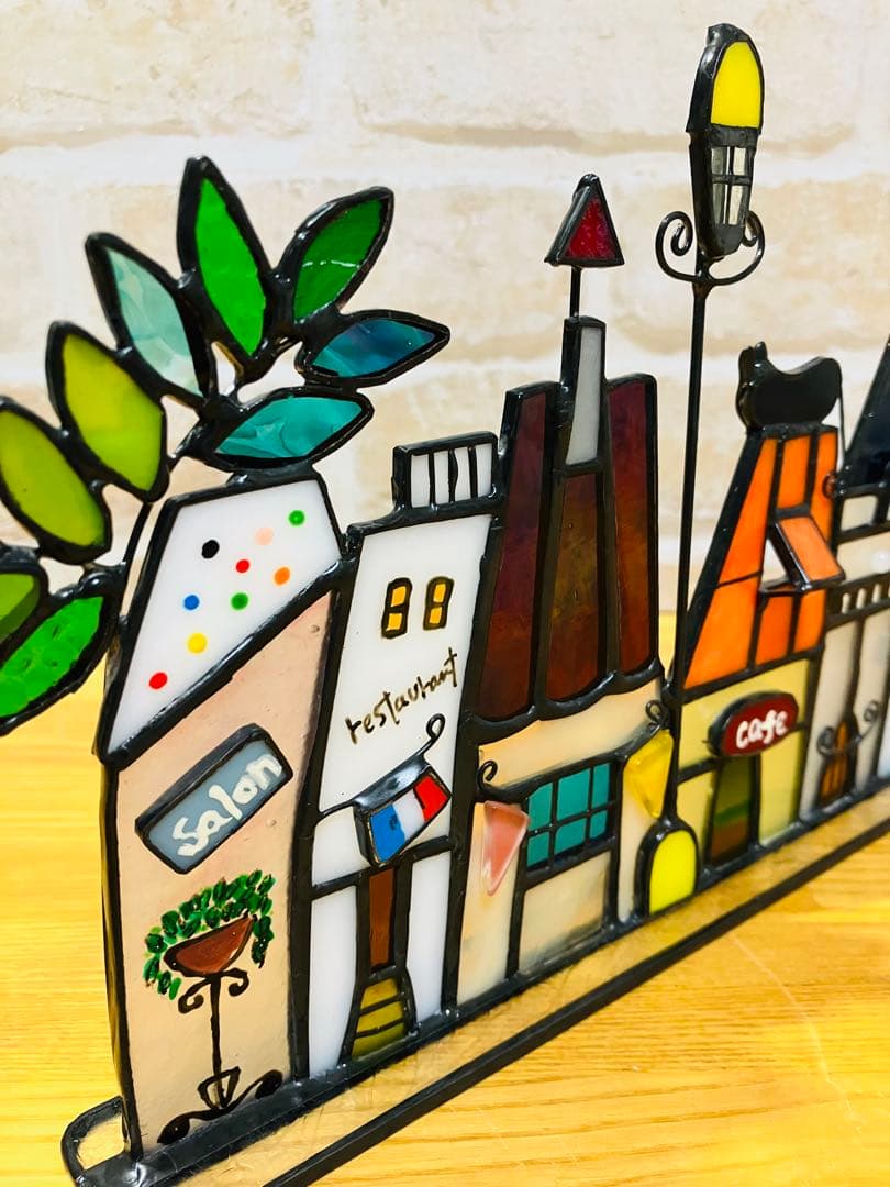 ステンドグラス　賑やかな街並み