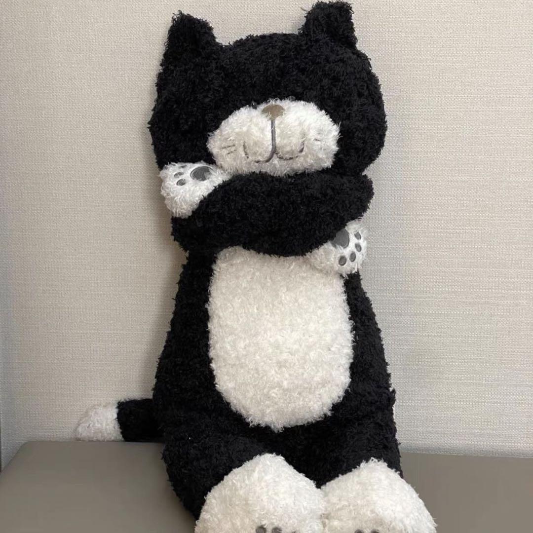フワフワの黒白猫ぬいぐるみ