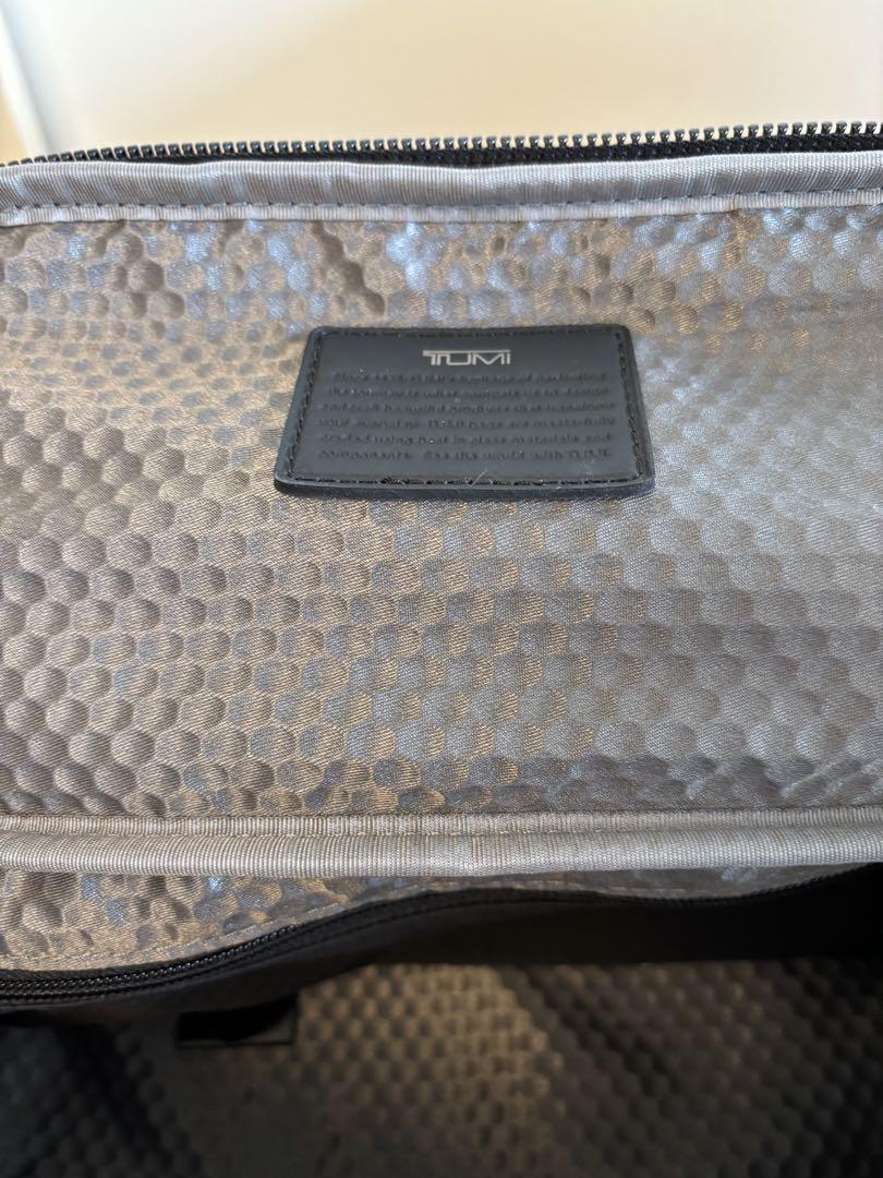 TUMI ブラック ボディバッグ