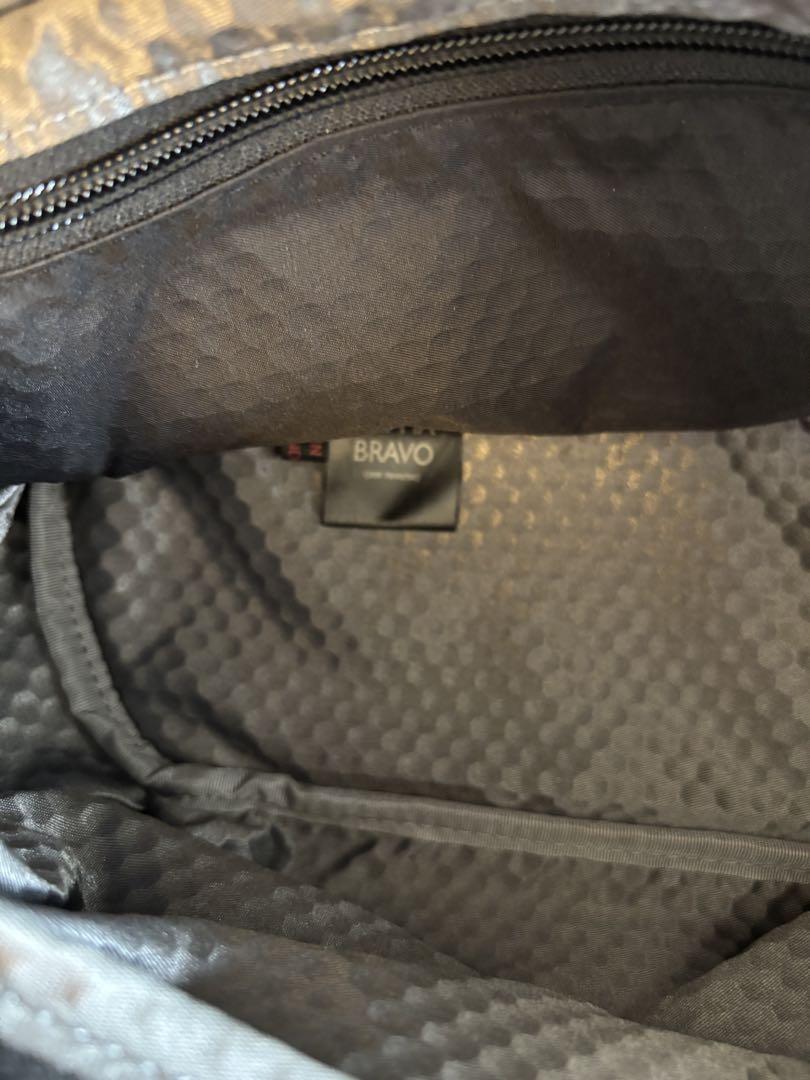 TUMI ブラック ボディバッグ