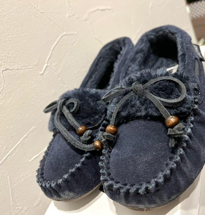 人気沸騰ブラドン 美品 ほぼ未使用 UGG SCALLOPED アグ モカシン 24