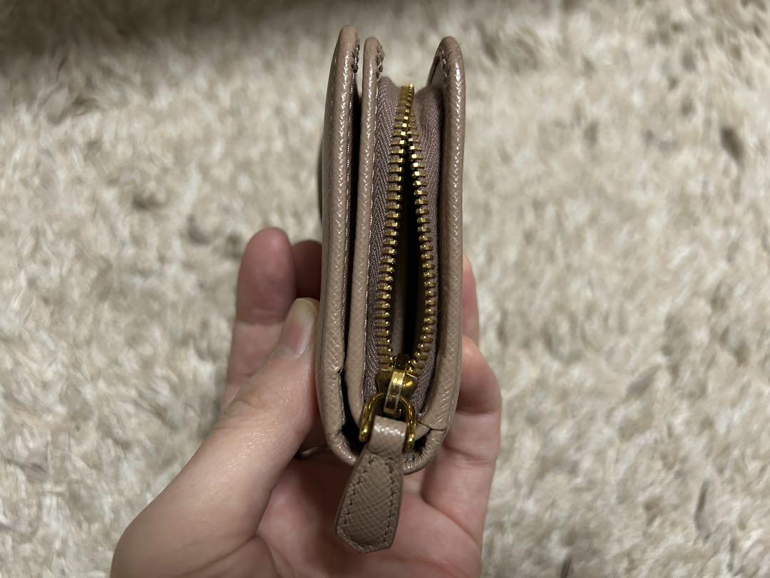 PRADAくすみベージュ 二つ折り財布 サフィアーノレザー 上品カラー 美品✨プラダPRADA 二つ折り 財布 サフィアーノレザー ベージュ