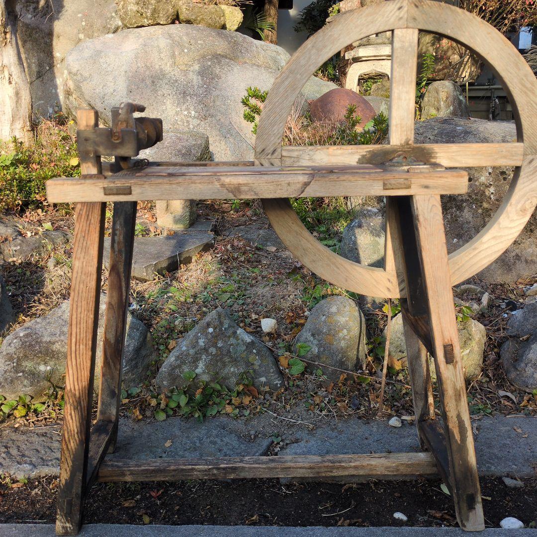 古い木製手動工具 糸車