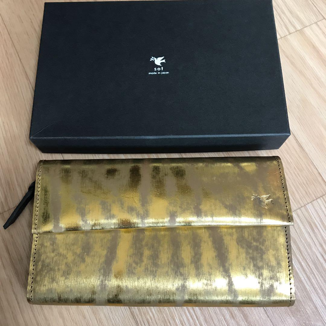 SOT牛革エコムラレスレザーゴールド×黒かぶせ蓋長財布