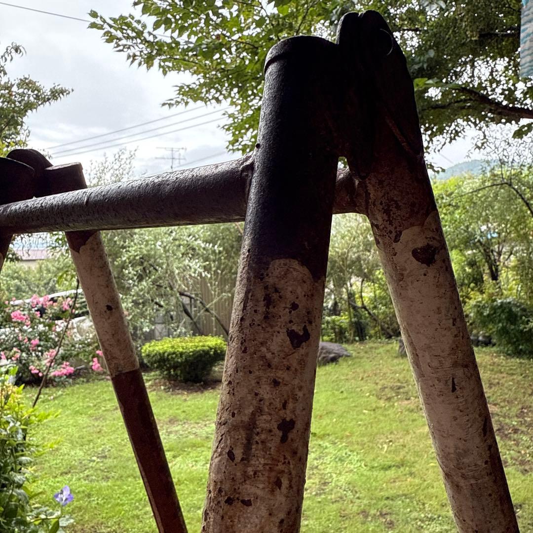 古道具　錆た古い脚立　ビンテージ　古びた鉄製　作業足場　昭和レトロ　オブジェ 古道具 錆た古い脚立 ビンテージ 古びた鉄製 作業足場 昭和