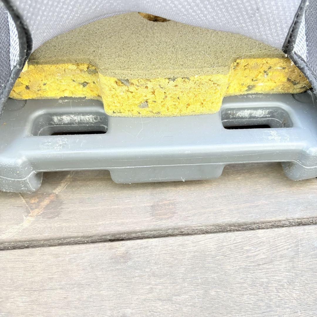グレー
