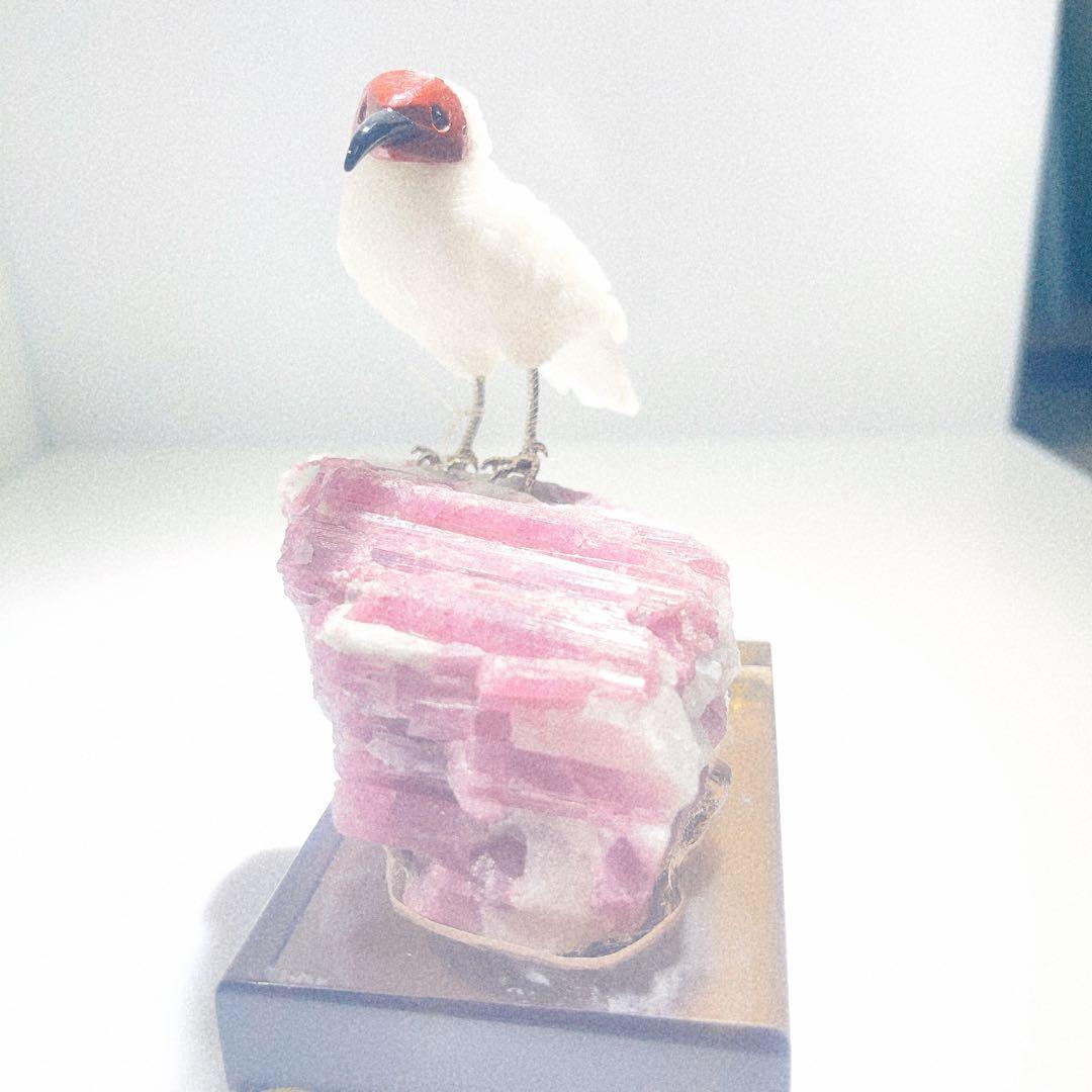 白い鳥の彫刻 ピンクトルマリンの石の台座付きNO25-2362