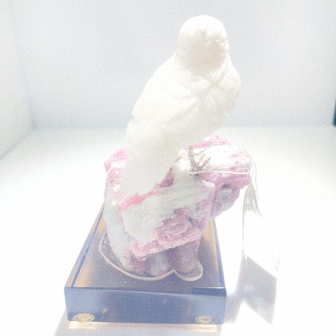 白い鳥の彫刻 ピンクトルマリンの石の台座付きNO25-2362