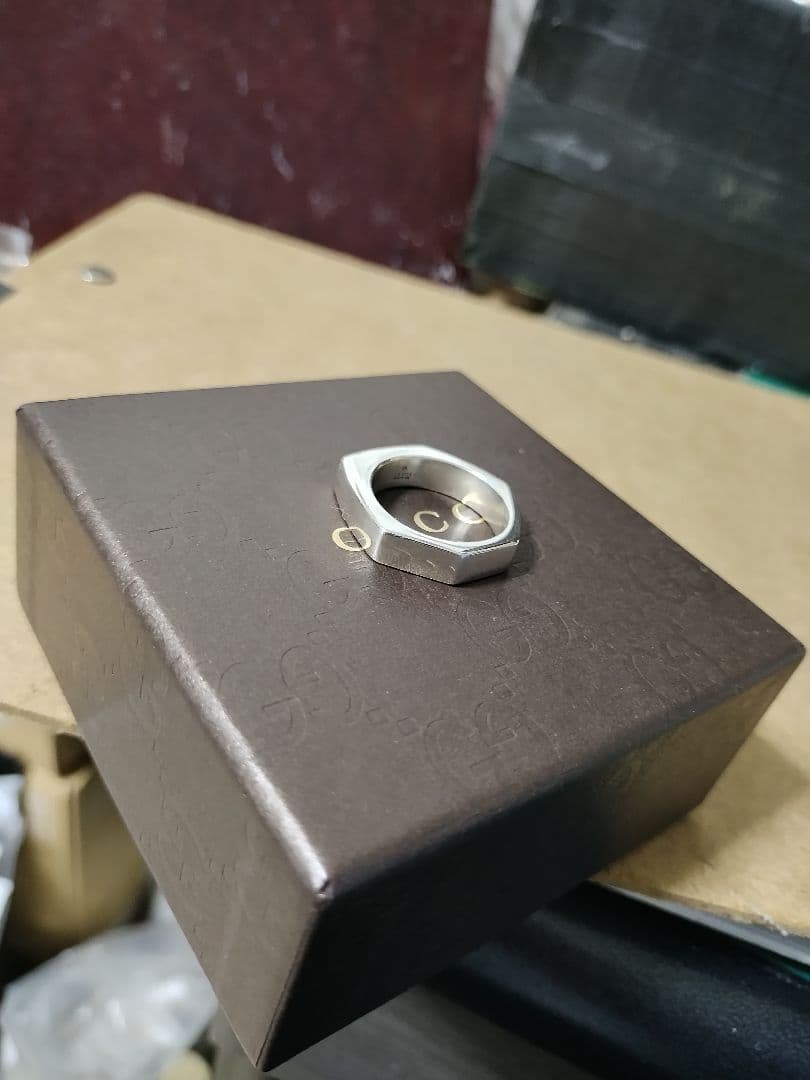 ほぼ未使用 GUCCIグッチ シルバー925ヘキサゴンリング 22号 高級感あり ほぼ未使用 GUCCIグッチ シルバー925ヘキサゴンリング 22号 高級感あり