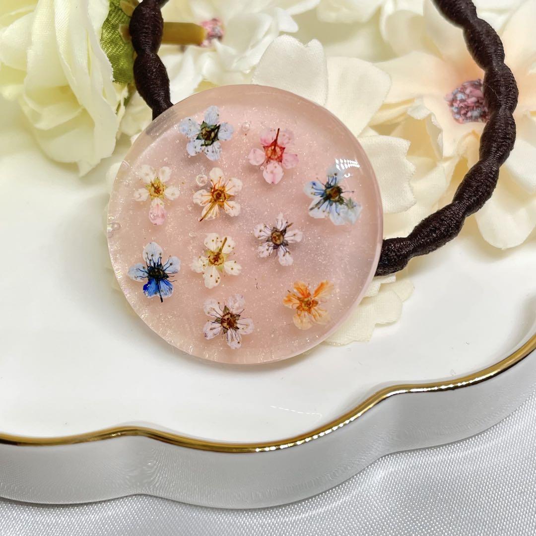 レジン☘️ピンクの花柄 ヘアゴム - メルカリ
