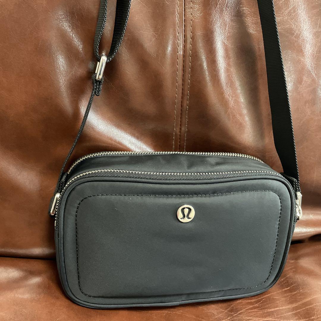 Lululemon ブラック ショルダーバッグ
