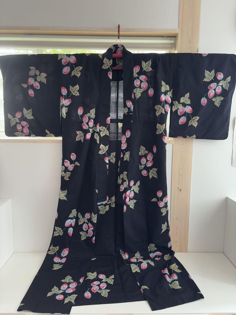 黒地にいちご柄　レディース　浴衣　美品