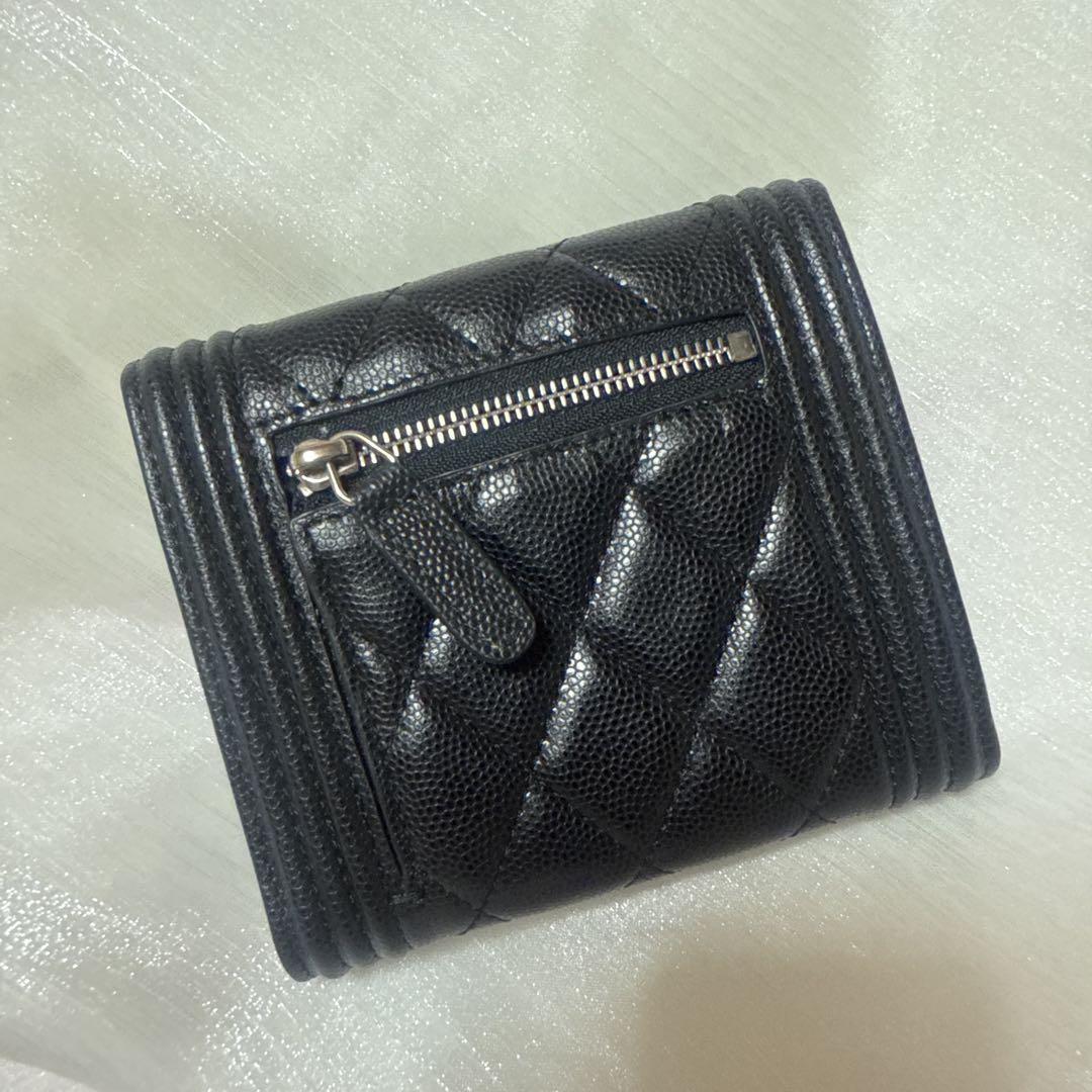 ノベルティシルバーブラックレザー三つ折り財布　１点のみ