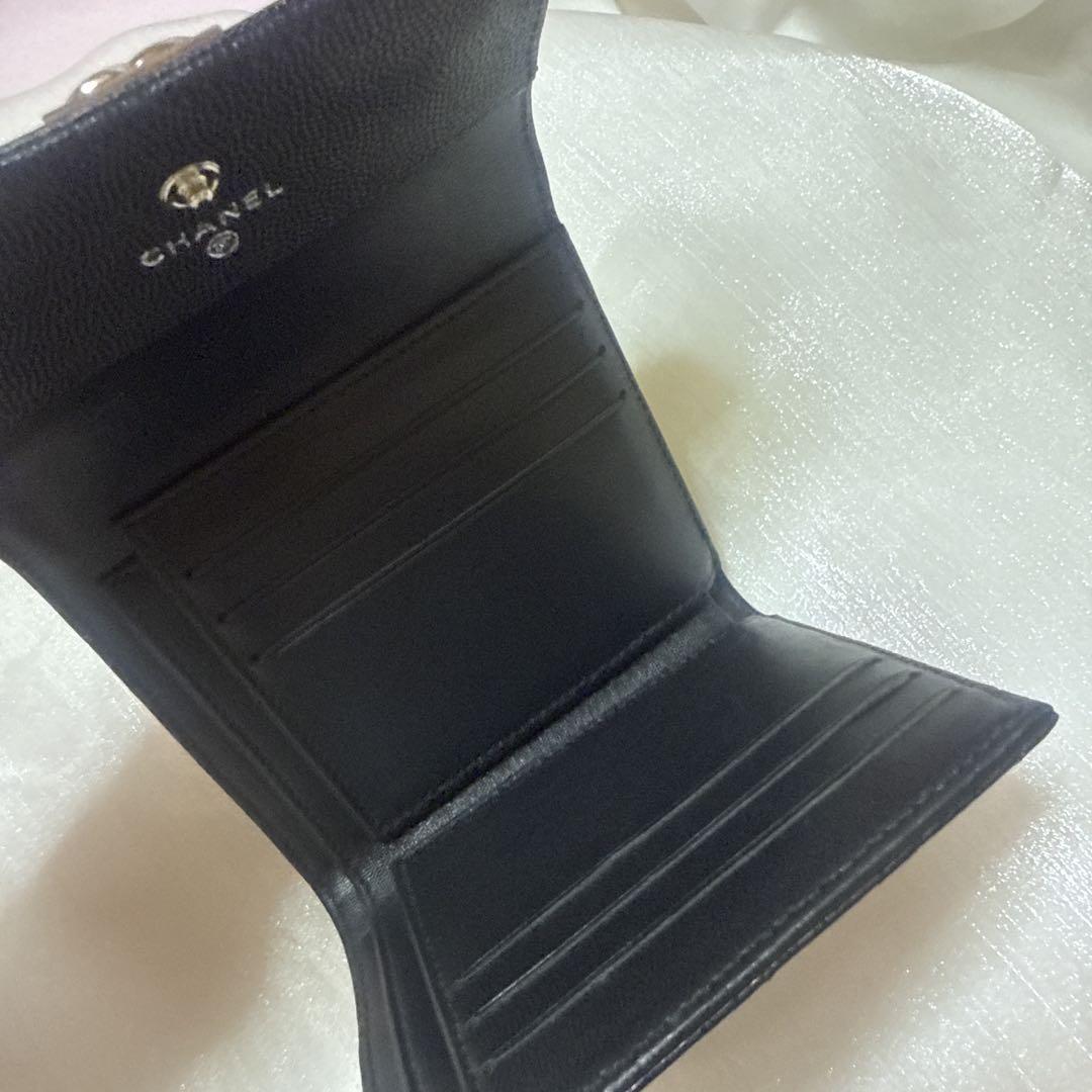 ノベルティシルバーブラックレザー三つ折り財布　１点のみ