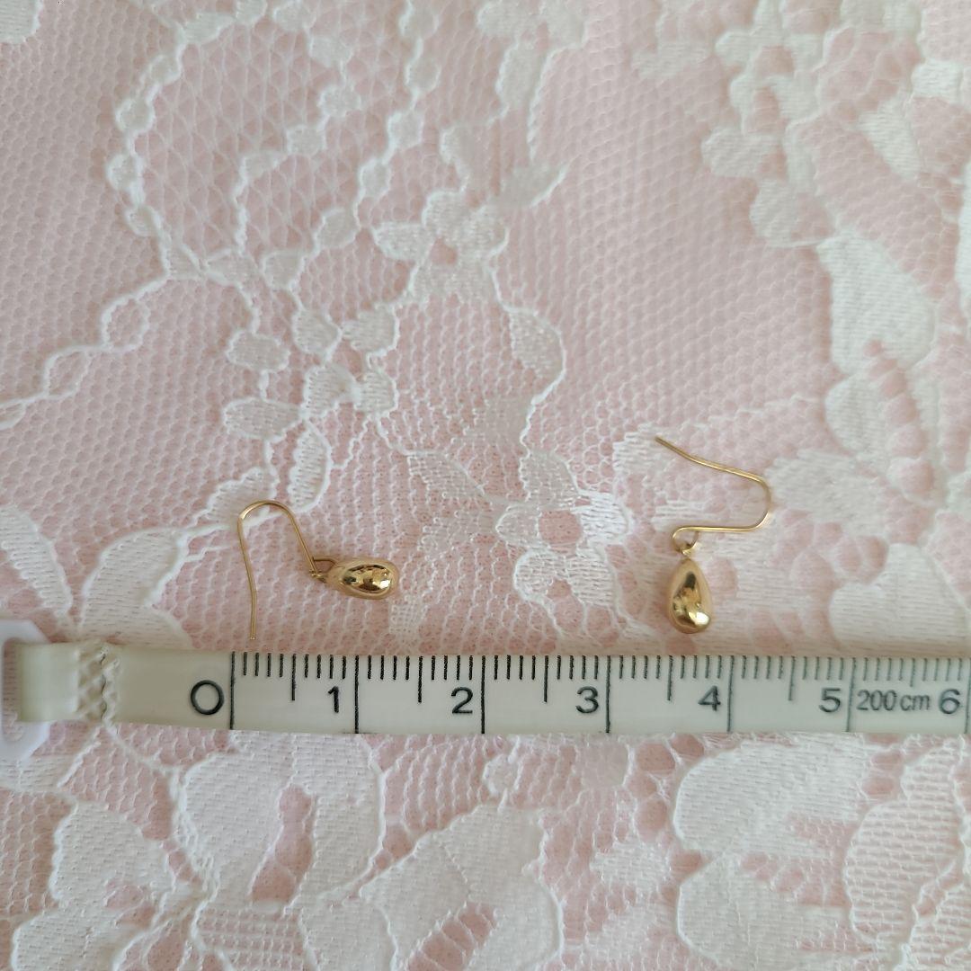 K18 しずく形　揺れるピアス