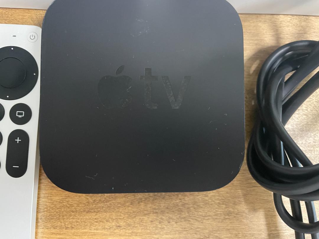 Apple TV 本体 + リモコン + ケーブル