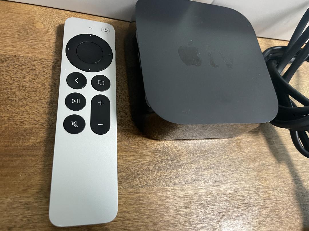 Apple TV 本体 + リモコン + ケーブル