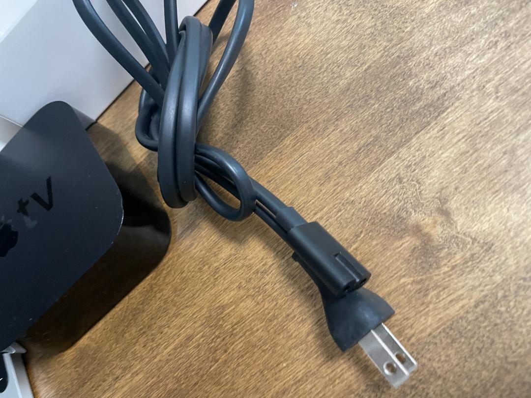 Apple TV 本体 + リモコン + ケーブル