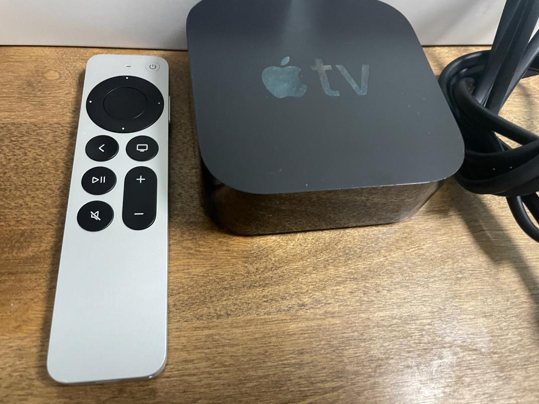 Apple TV 本体 + リモコン + ケーブル