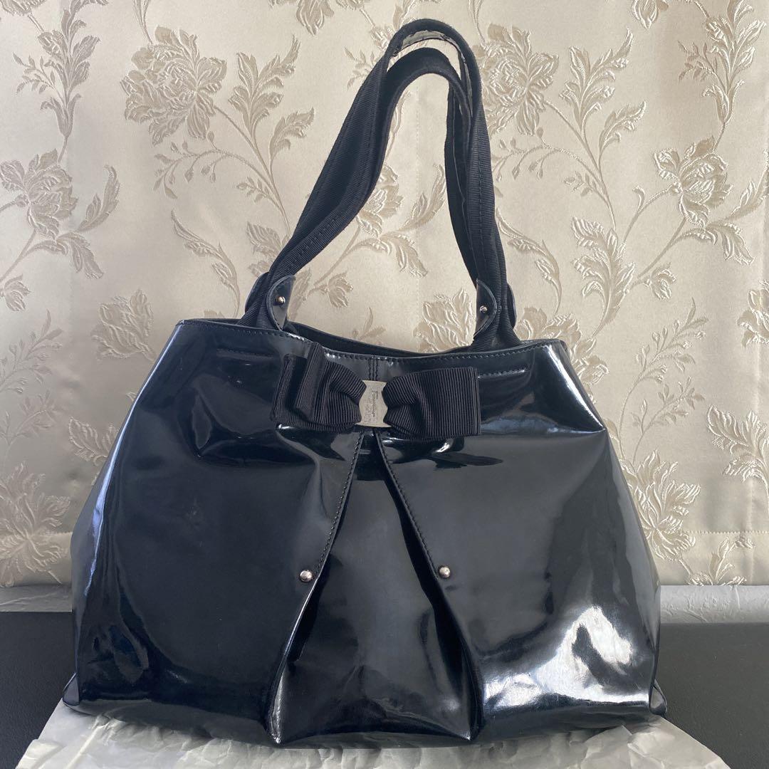 Ferragamo 黒 リボン付き エナメル トートバッグ - メルカリ