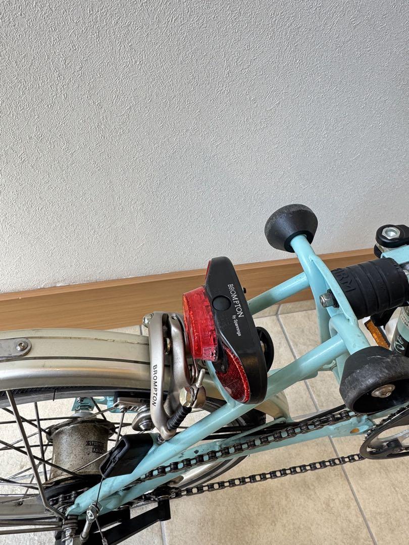 ブロンプトンの折りたたみ自転車 水色 変速付き　中古品