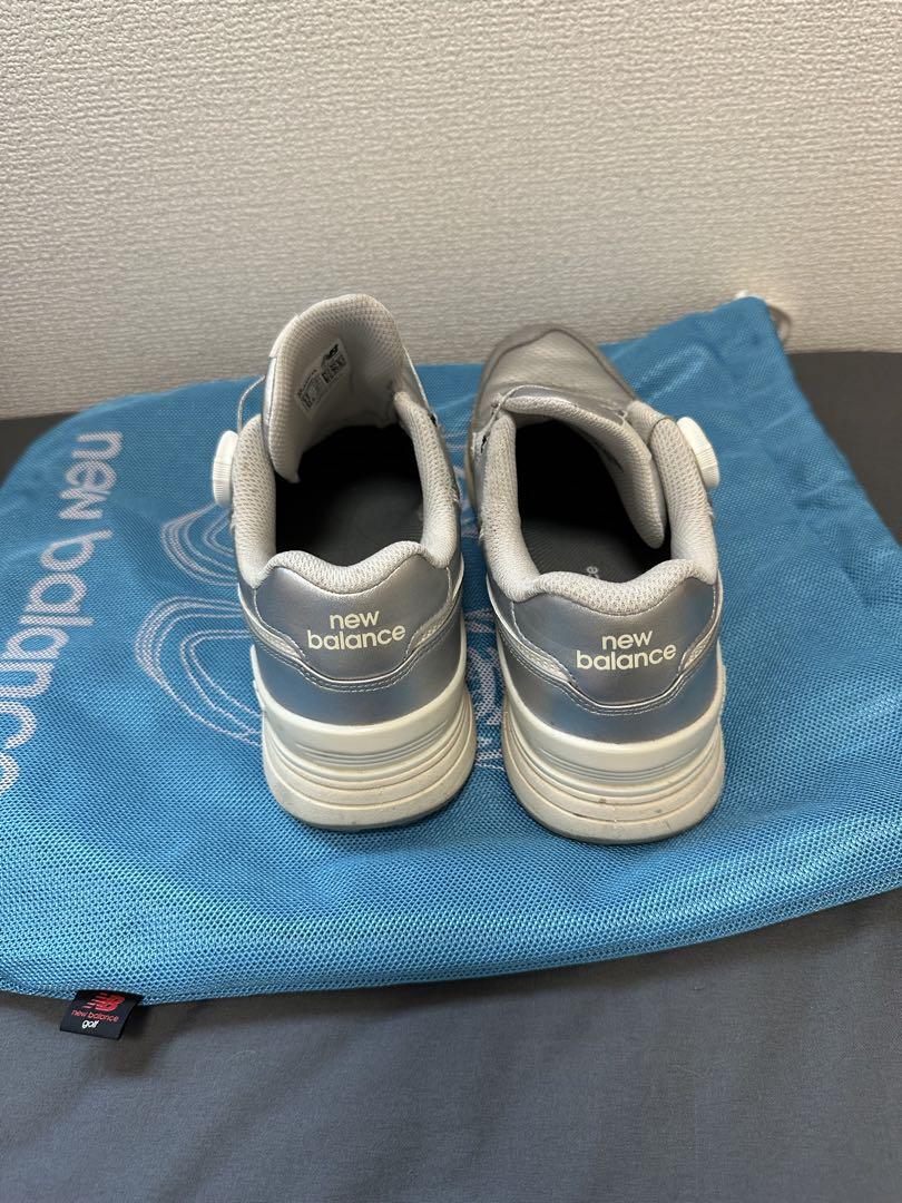 New Balance ゴルフシューズ シルバー 収納袋付き23.5 New Balance ゴルフシューズ シルバー 収納袋付き23.5 - メルカリ