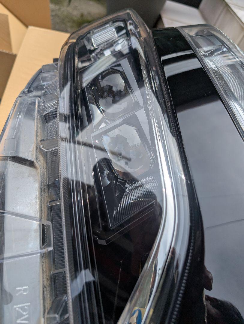 Toyota　ボクシー　ヘッドライト　右　LED